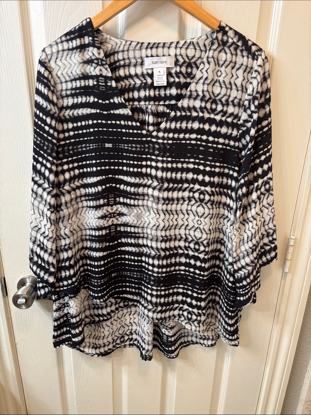 Karen Kane Monochrome Wave-Print V-Neck Tunic Top size XL